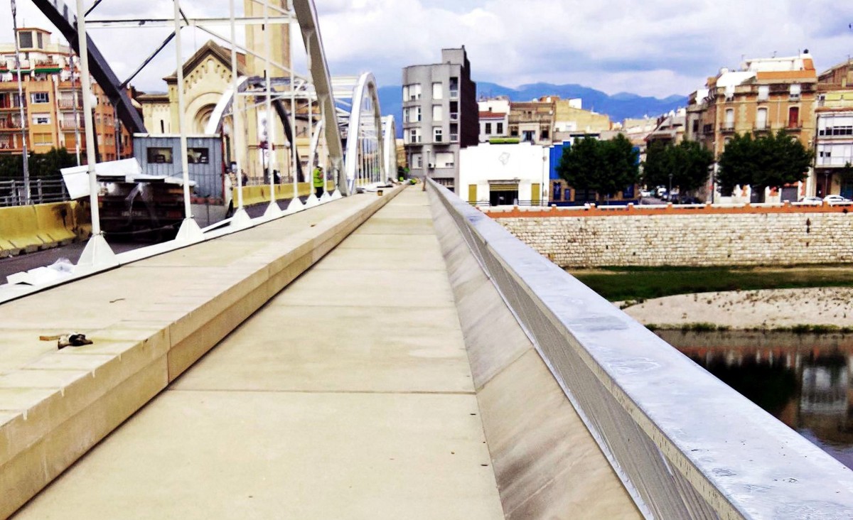 La primera passarel·la de vianants rehabilitada del pont de l'Estat de Tortosa