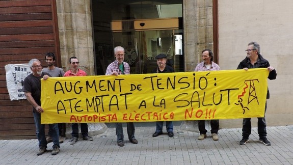Membres de la Plataforma contra l'autopista elèctrica davant del Consell del Pallars, el passat mes de maig.