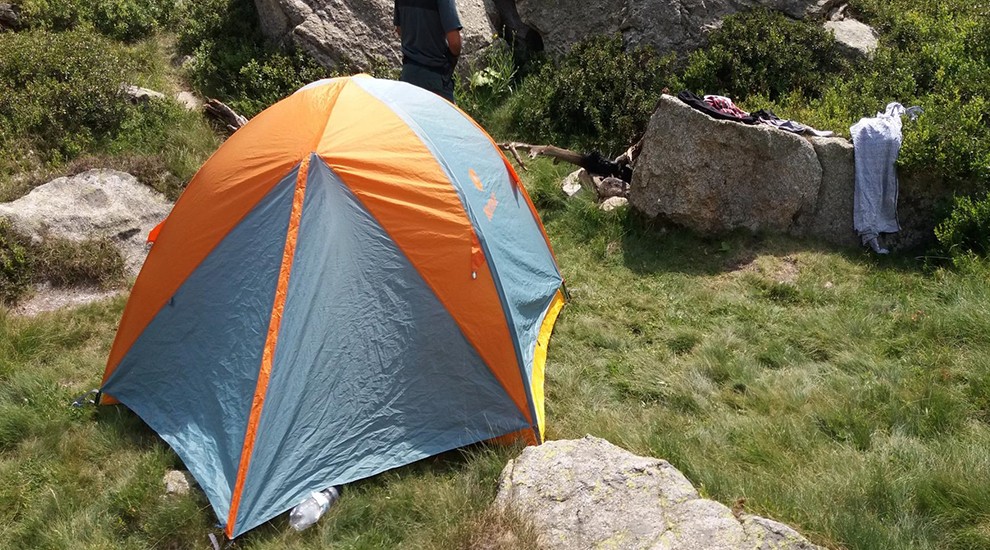 Imatge d'una de les tendes d'acampada plantada de manera il·legal