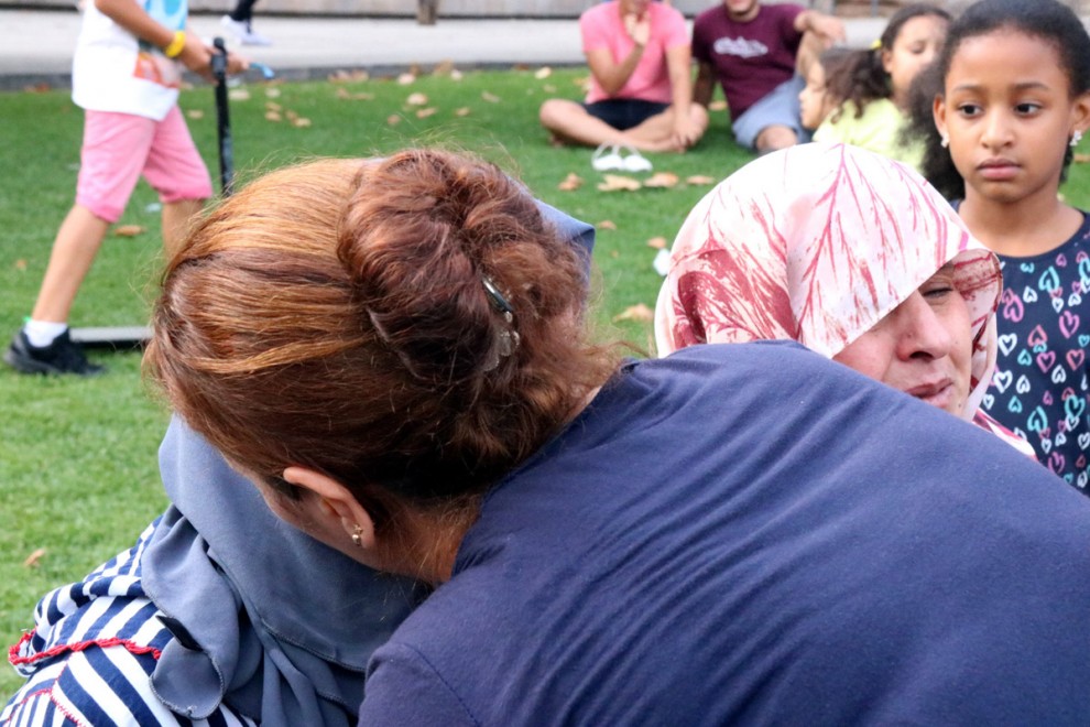 Familiars de Younes Aboyaaqoub s'abracen a la concentració de la comunitat musulmana a Ripoll aquesta tarda