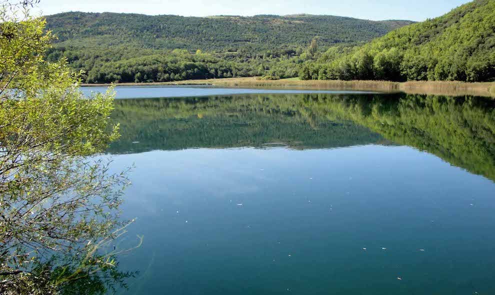 El poble de Montcortès capta l’aigua de l’estany.