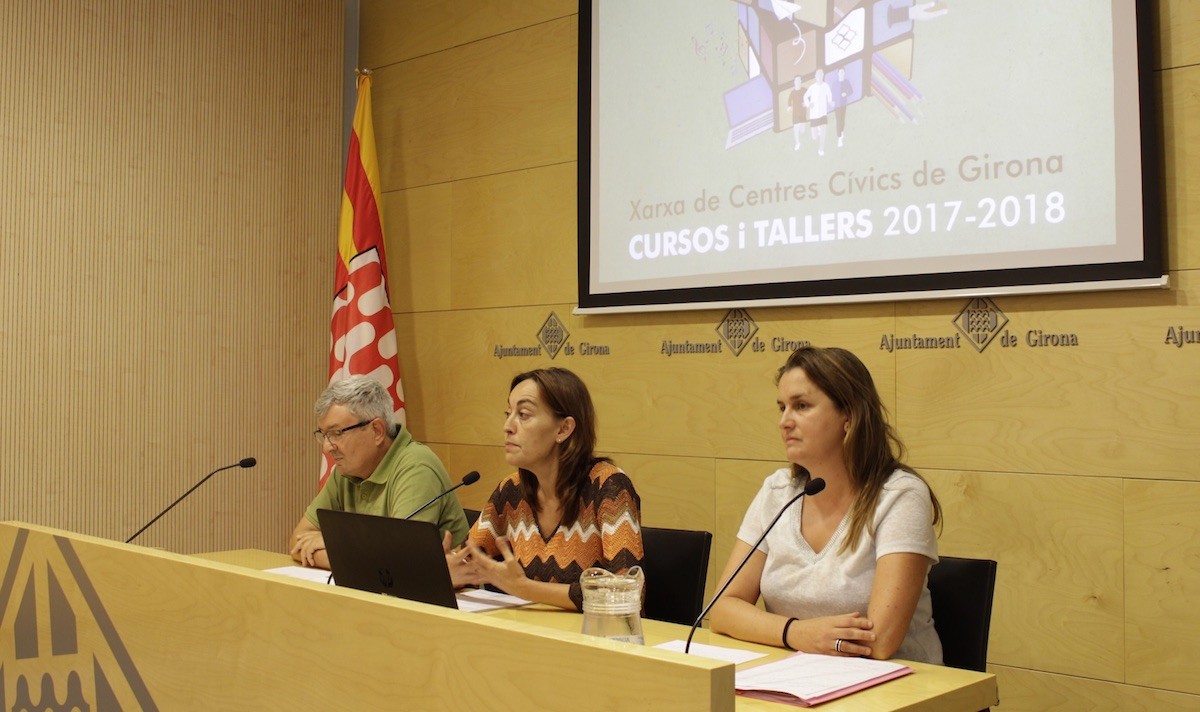 La tinent d'alcalde Sílvia Paneque, ha presentat aquest matí les diferents propostes al costat de l’adjunt de la Secció de Centres Cívics del consistori, Narcís Badosa, i de la directora del Centre Cívic Santa Eugènia, Marta Roura.