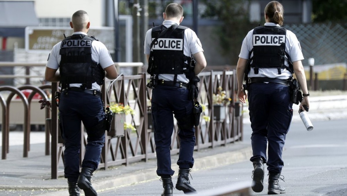 Policies asseguren el perímetre durant una operació antiterrorista a Villejuif, a París