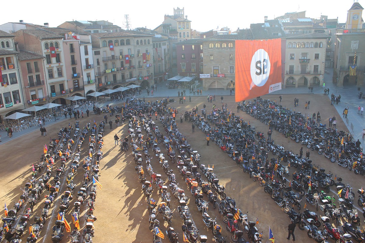 El mosaïc d'enguany ha concentrat milers de motocicletes a la plaça Major de Vic.