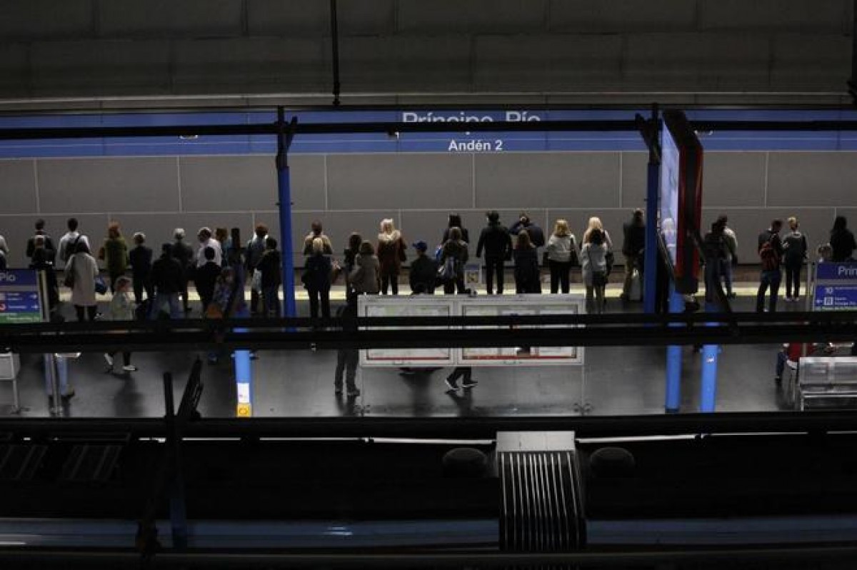 Passatgers esperant en una andana del Metro de Madrid