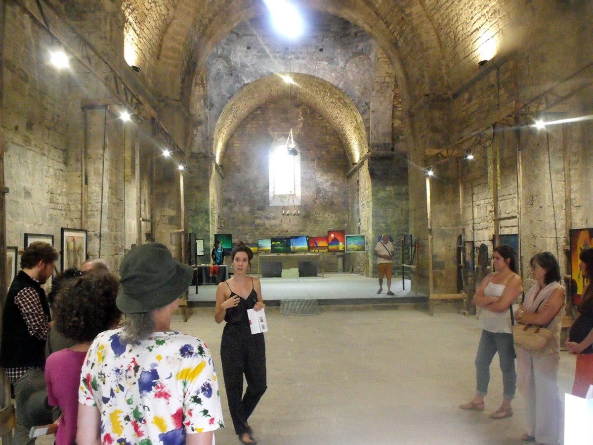 Visitants a l'exposició dedicada a Manel Surroca a Camprodon, aquest estiu