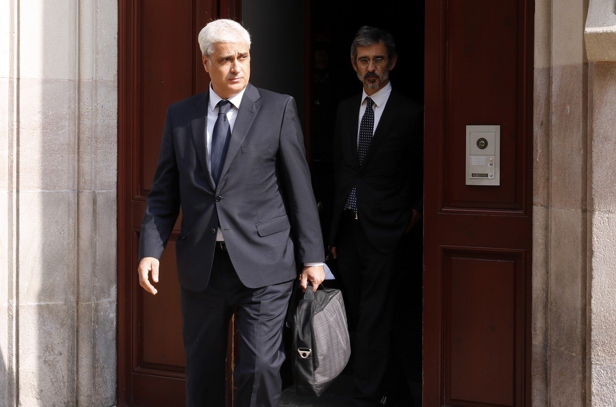Germà Gordó sortint del TSJC amb el seu advocat