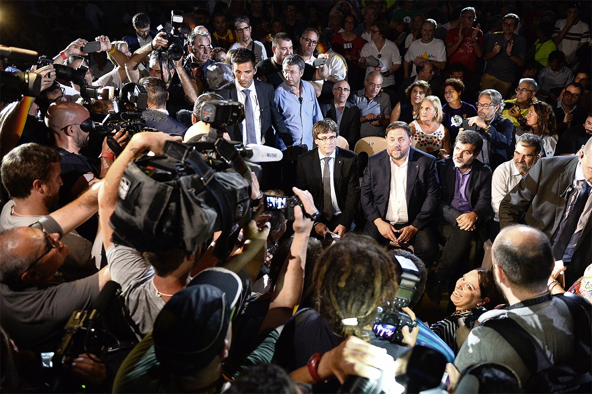 Puigdemont i Junqueras a l'inici de la campanya del «sí»