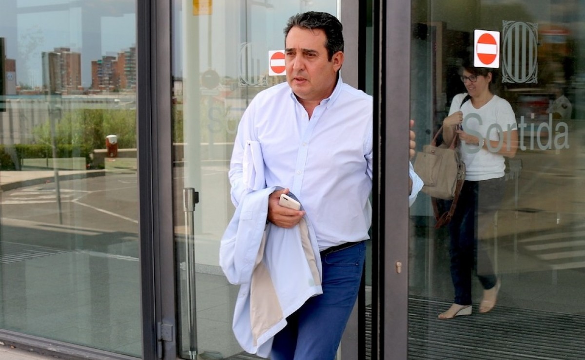 Manuel Bustos, sortint d'un jutjat