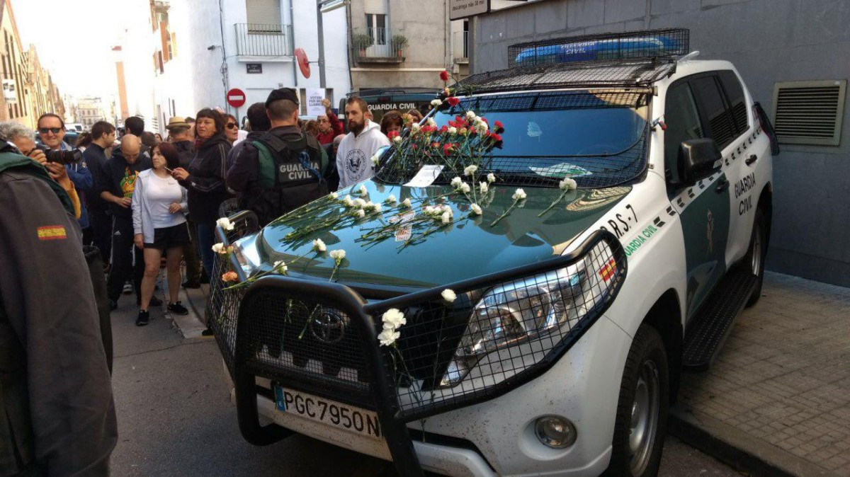 Un cotxe de la Guàrdia Civil a Terrassa ple de clavells