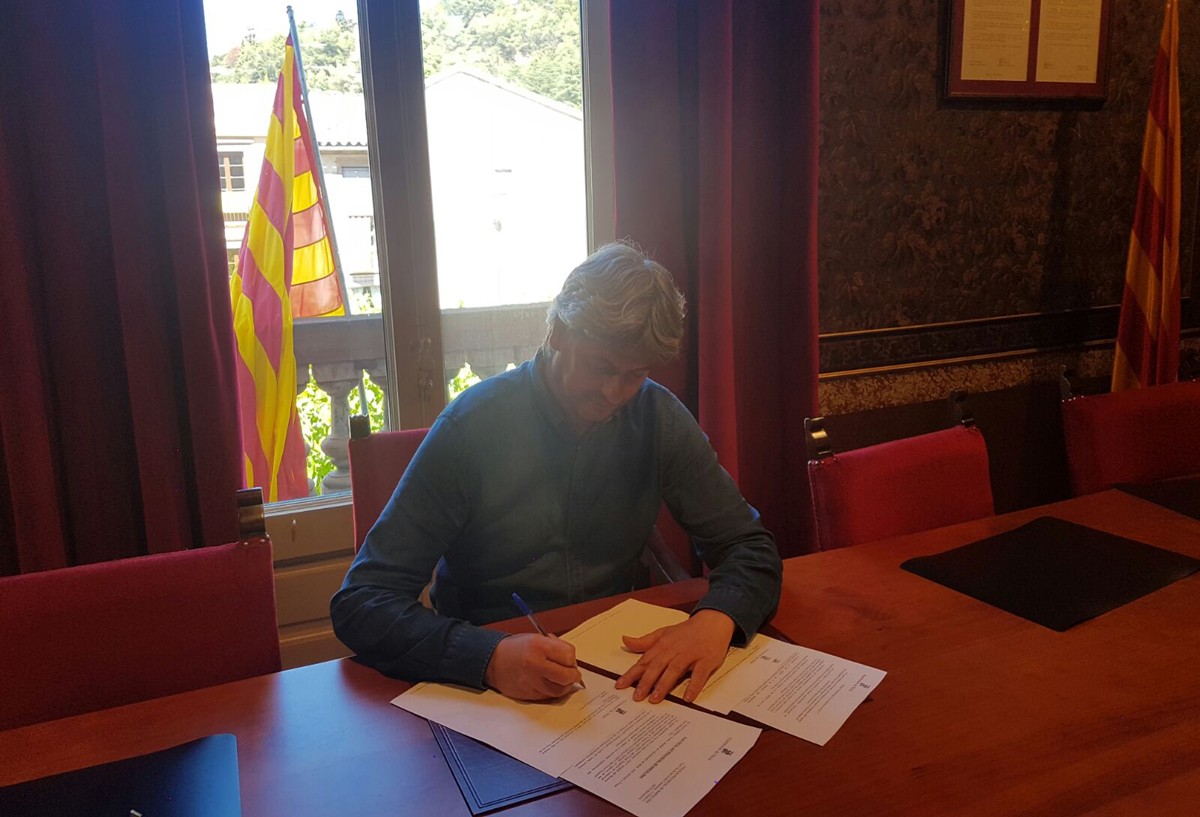L'alcalde de Moià, Dionís Guiteras, signant la carta que ha adreçat a Fiscalia