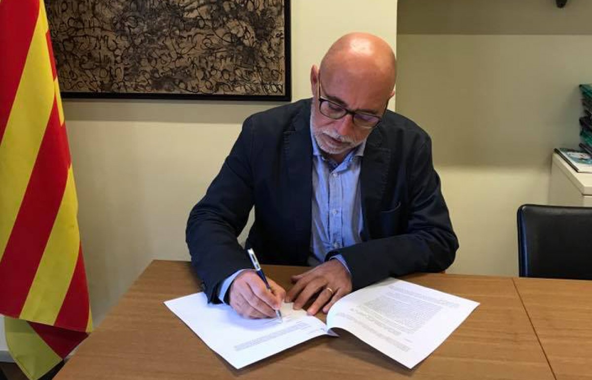 Francesc Deulofeu signant escrit enviat a la Fiscalia