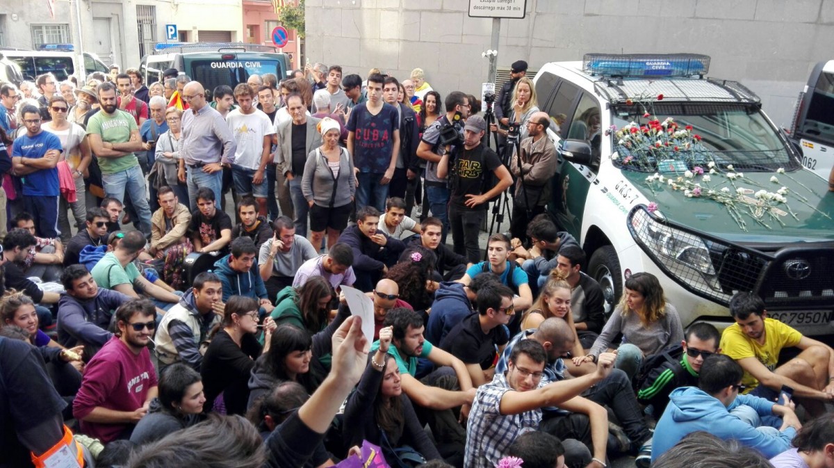 Els manifestants bloquegen l'accés al secretari judicial