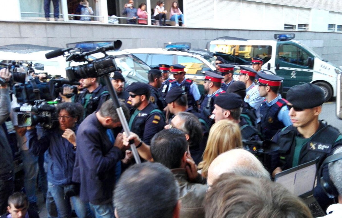 Guàrdies civils i mossos protegint la seu d'Unipost a Terrassa