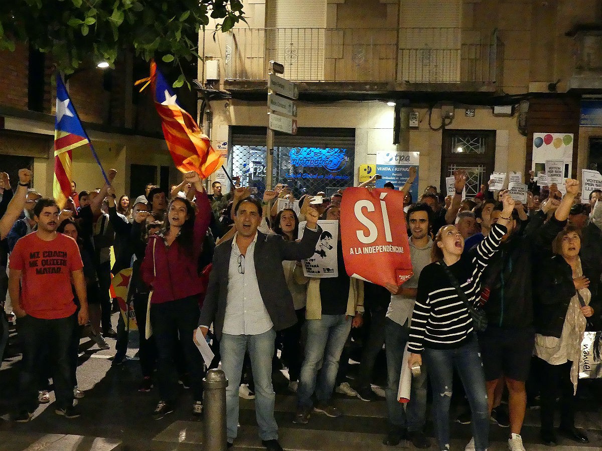 Centenars de persones es van aturar durant una concentració davant l'Hotel Gaudí de Reus abans de l'1-O  