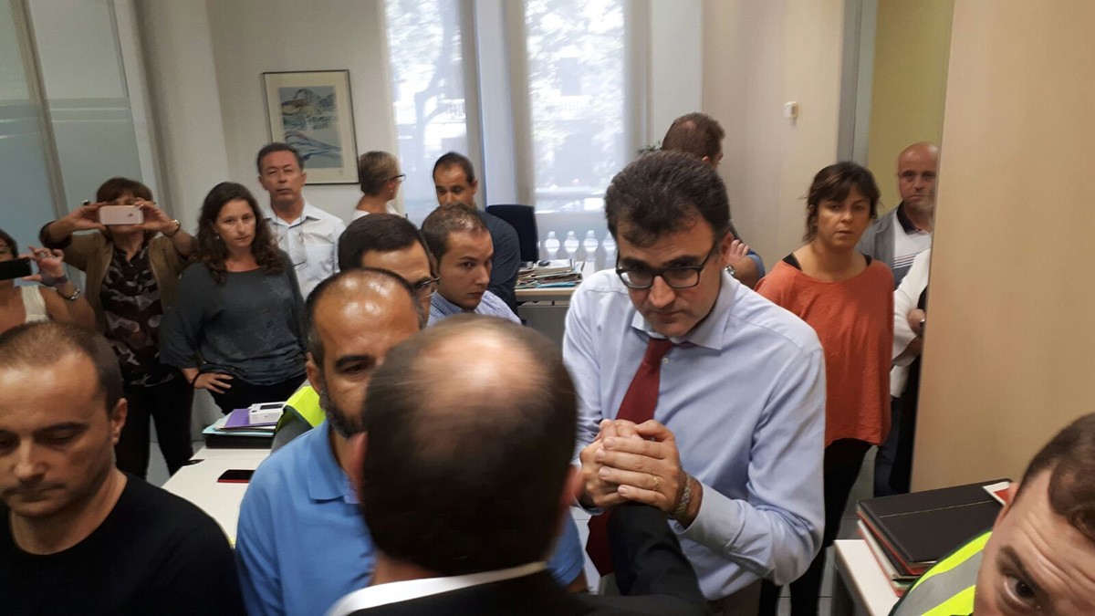 Oriol Junqueras saluda Lluís Salvadó, mentre estava detingut a la secretaria d'Hisenda aquell 20 de setembre.