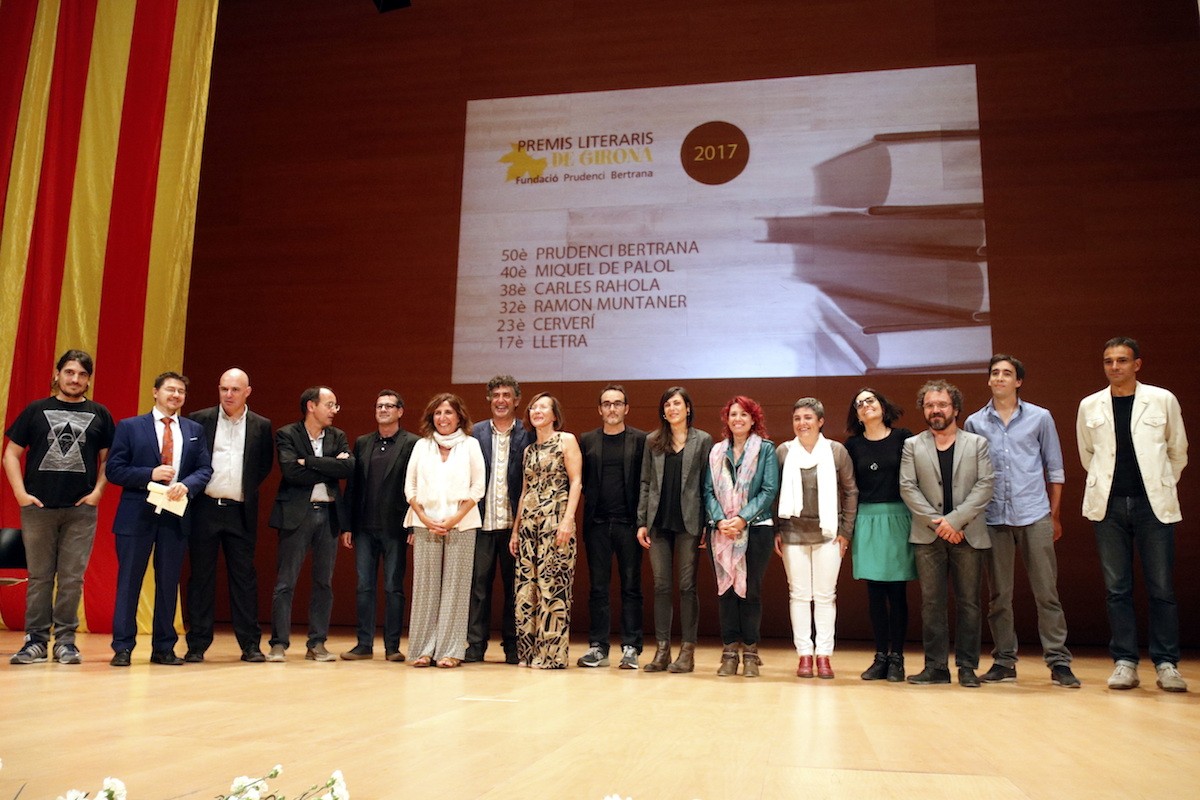 Foto dels premiats amb els Premis Literaris de Girona, juntament amb els guardonats amb altres edicions del Bertrana.