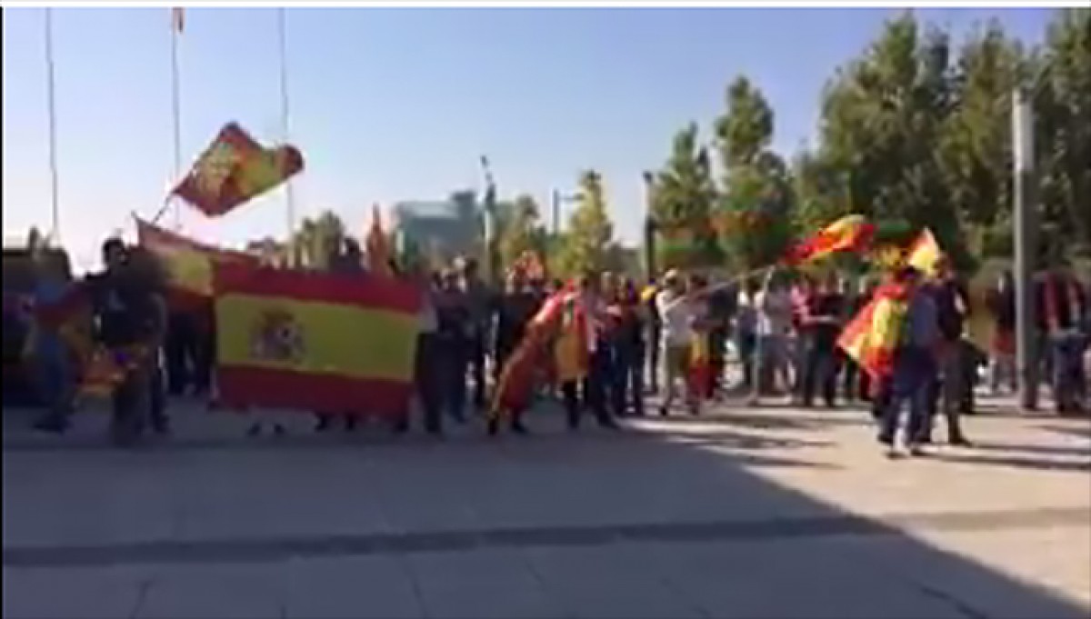 Ultres concentrats a les portes de l'acte de Podem a Saragossa
