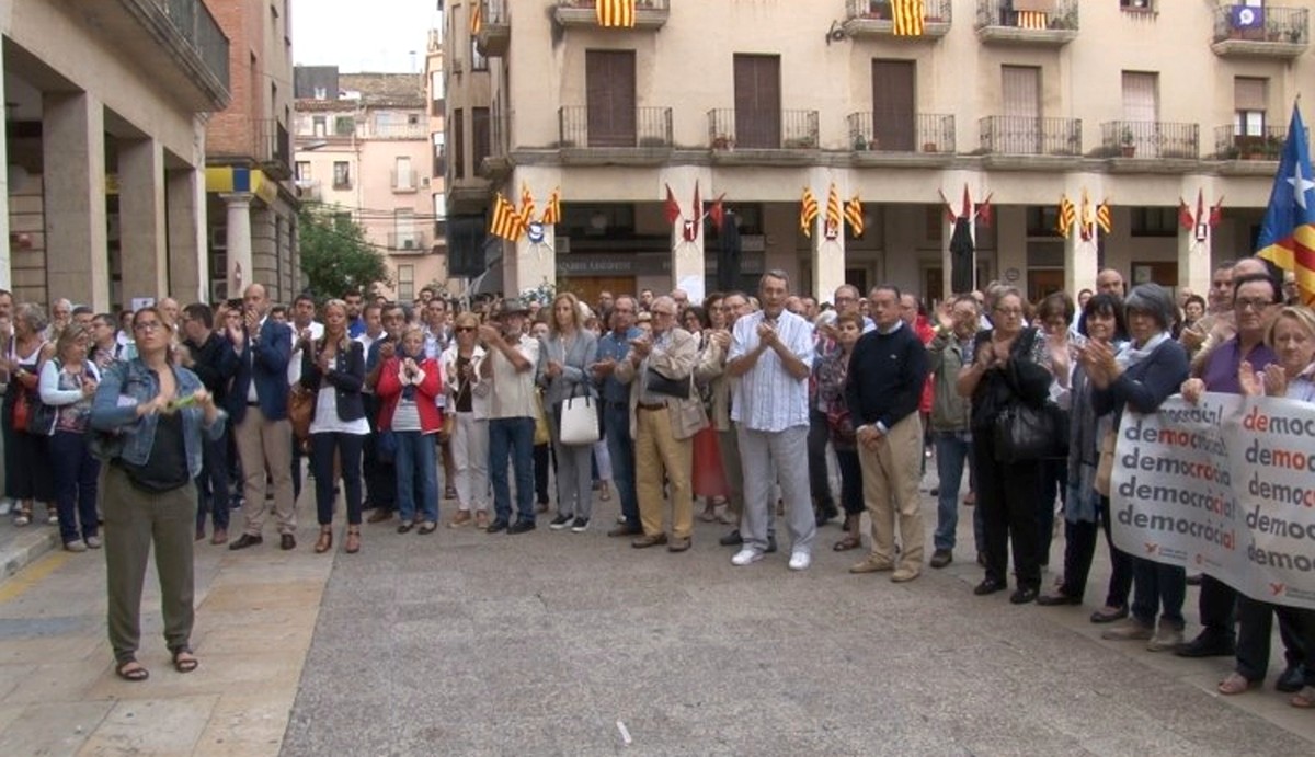 Unes 200 persones s'han concentrat a primera hora d'este dilluns davant l'ajuntament de Tortosa per mostrar el seu suport a Ferran Bel.