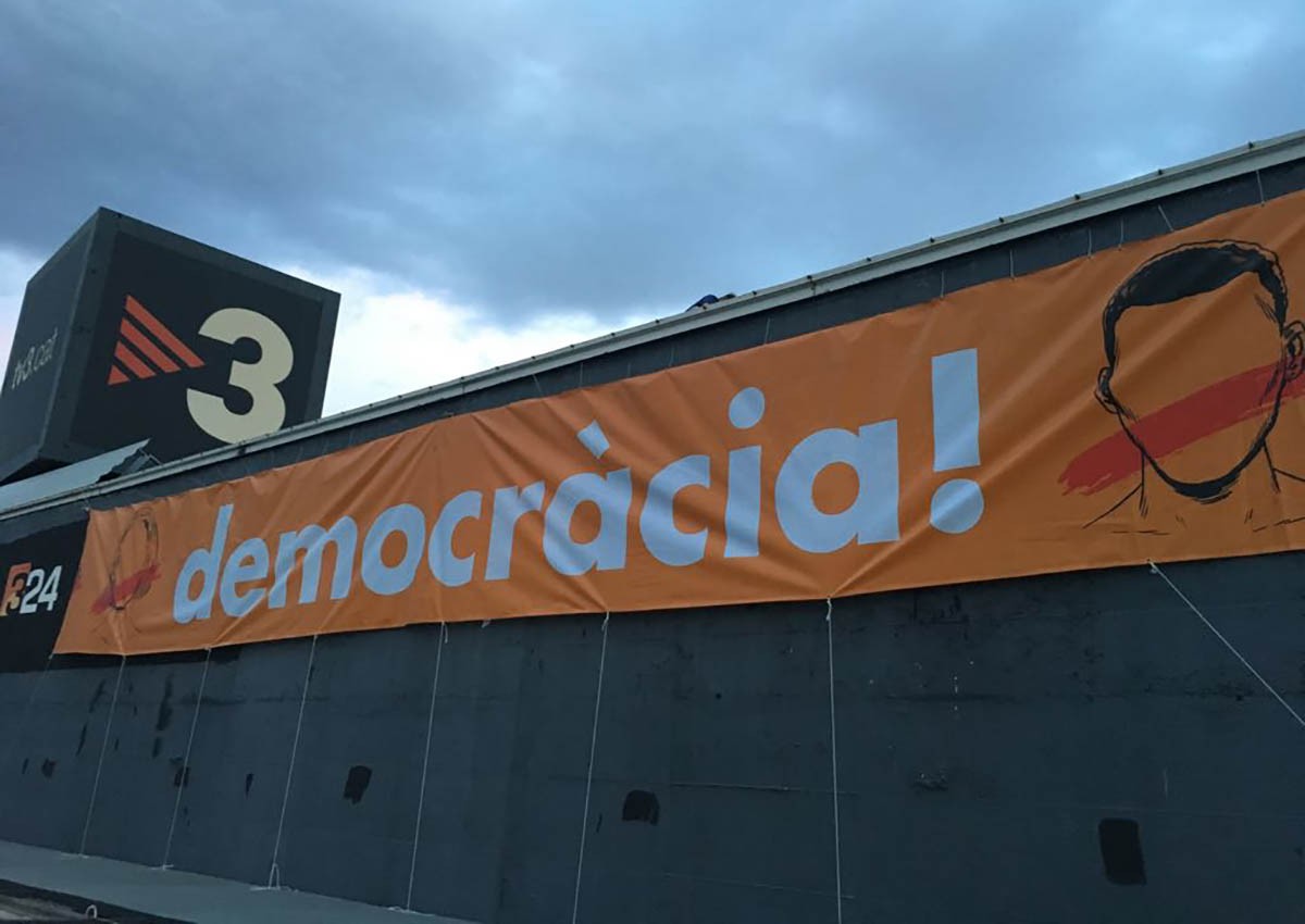 Pancarta a favor de la democràcia a TV3