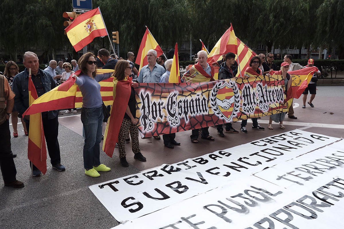 Els ultres concentrats davant dels estudis de Catalunya Ràdio
