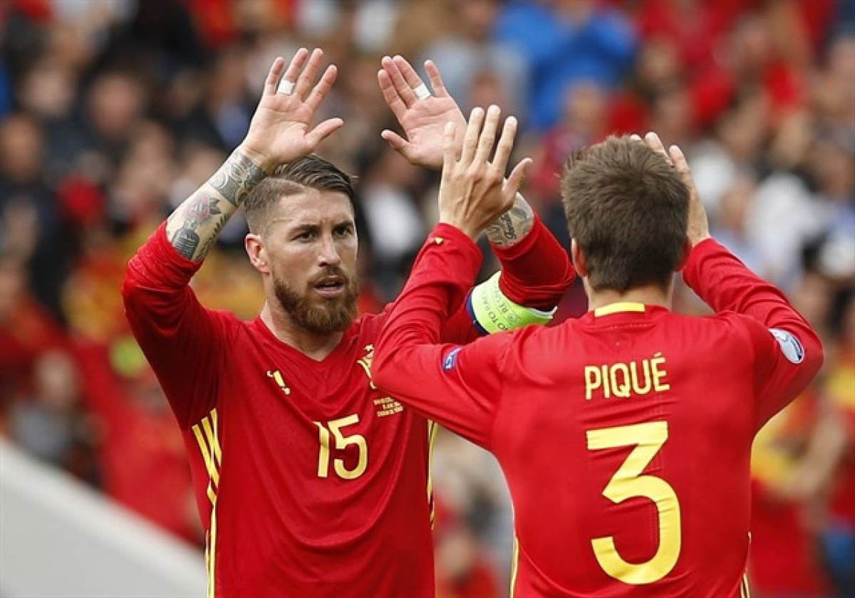 Sergio Ramos i Gerard Piqué, en unpartit de la selecció espanyola de futbol.