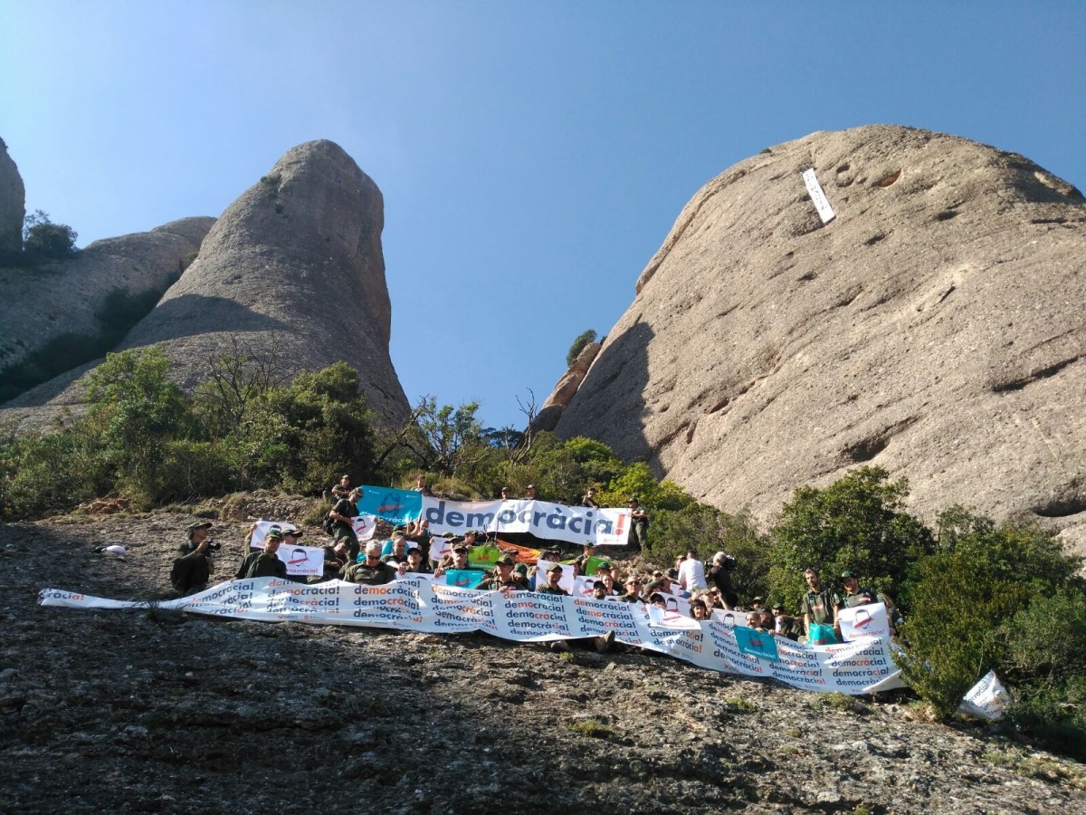 Els agents rurals amb la pancarta al Gorro Frigi de Montserrat