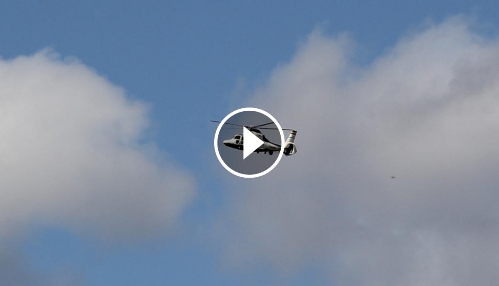 L’helicòpter, sobrevolant la ciutat de Tremp aquest dilluns
