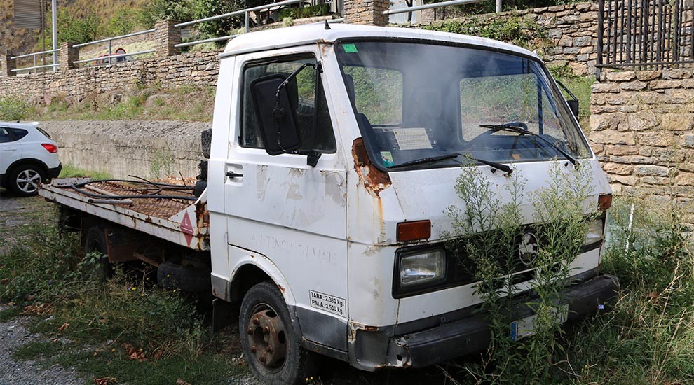 Una camioneta que serà retirada en els propers dies per l'Ajuntament de Sort