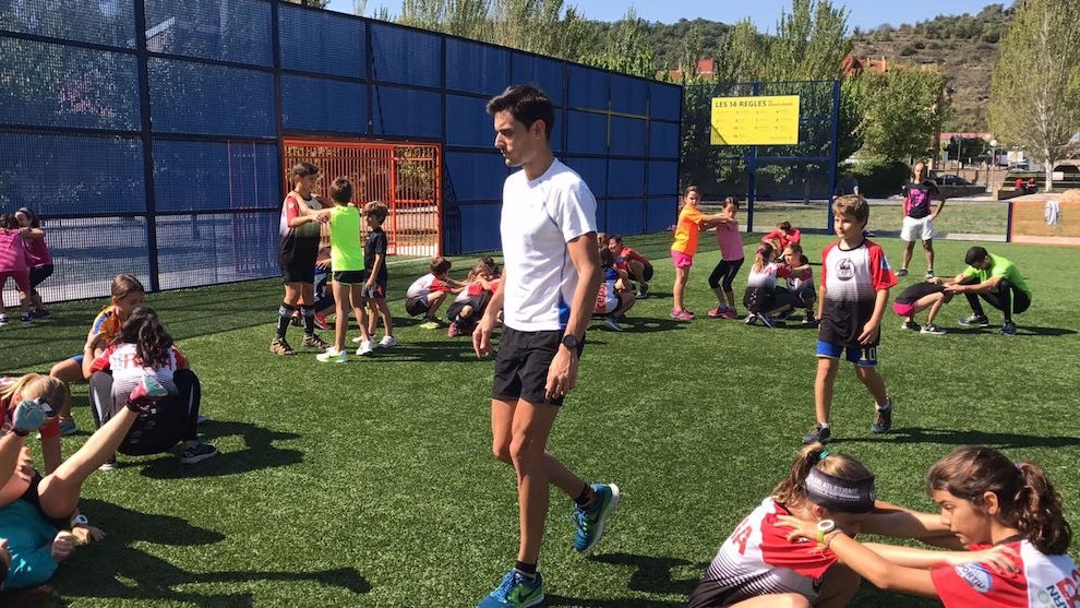 Ferran Bochaca durant els entrenaments als joves atletes
