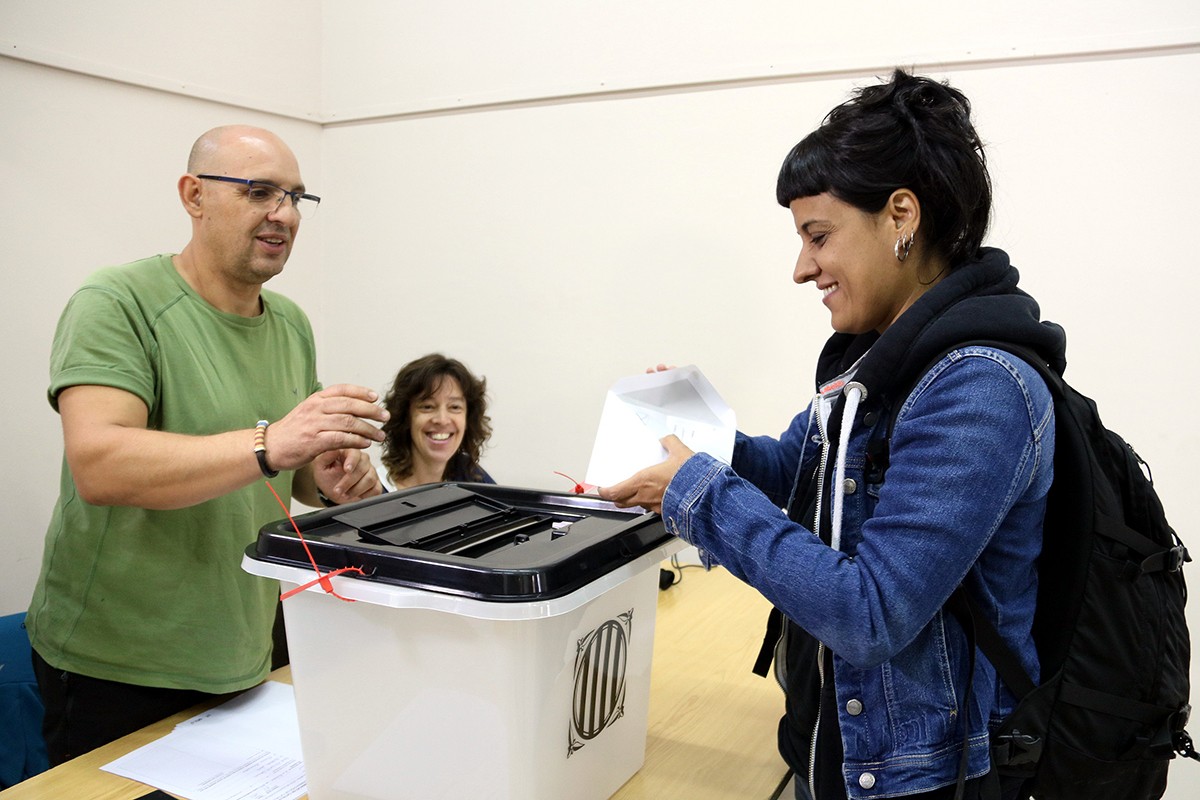 Anna Gabriel votant en el referèndum de l'1 d'octubre de 2017 al col·legi de Sallent