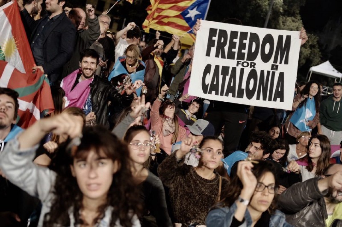 Ciutadans concentrats aquest diumenge a la nit a la plaça de Catalunya