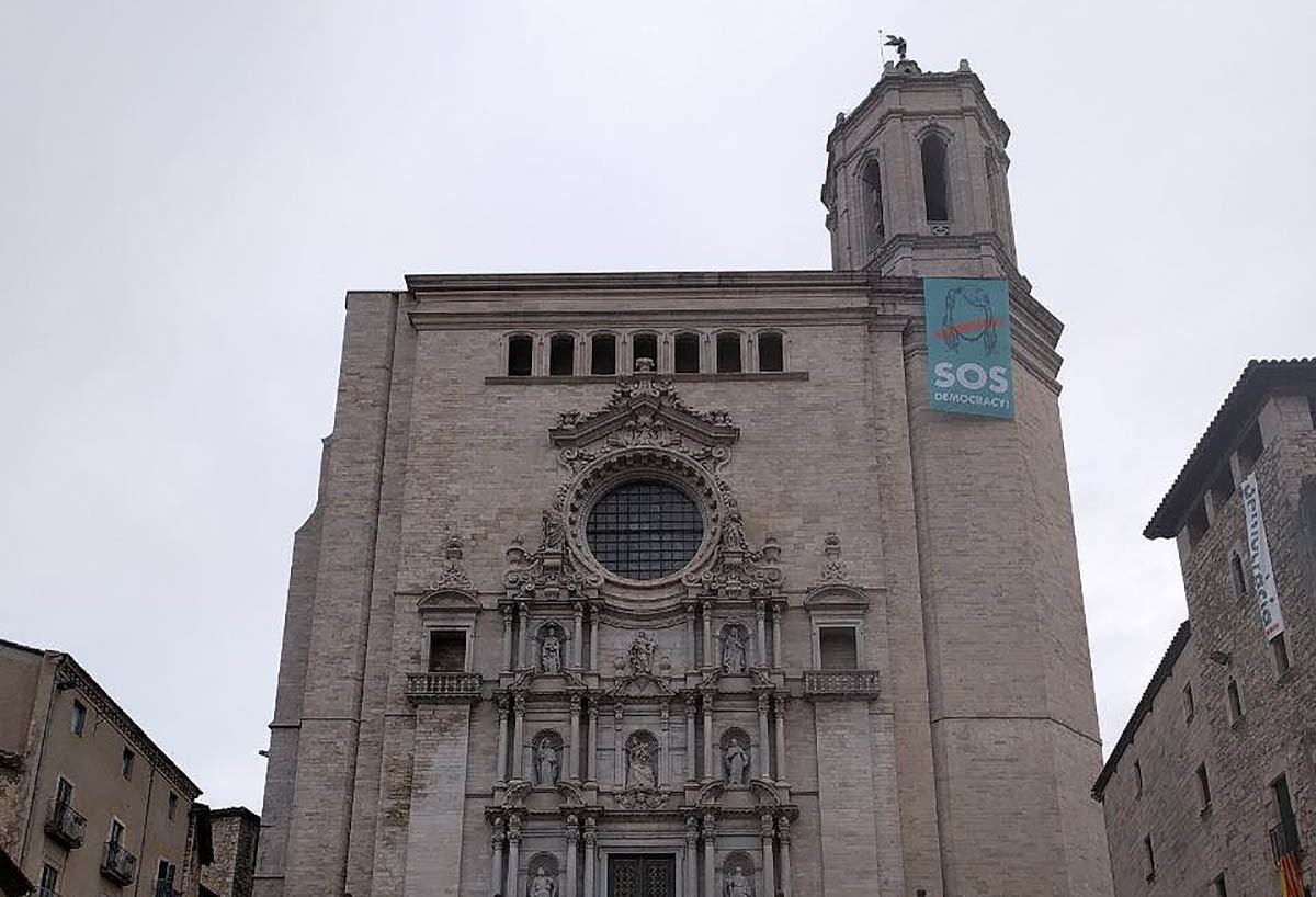 La pancarta a la Catedral de Girona