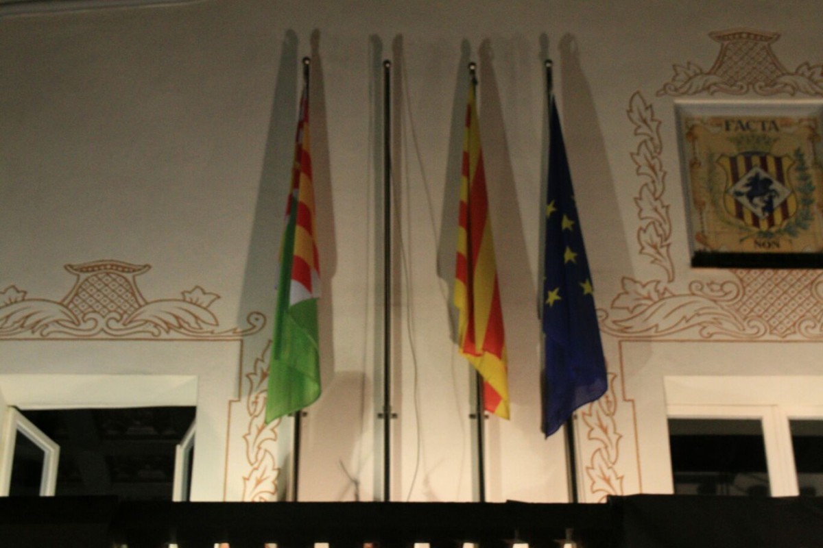 El balcó de l'Ajuntament de Cerdanyola sense la bandera espanyola