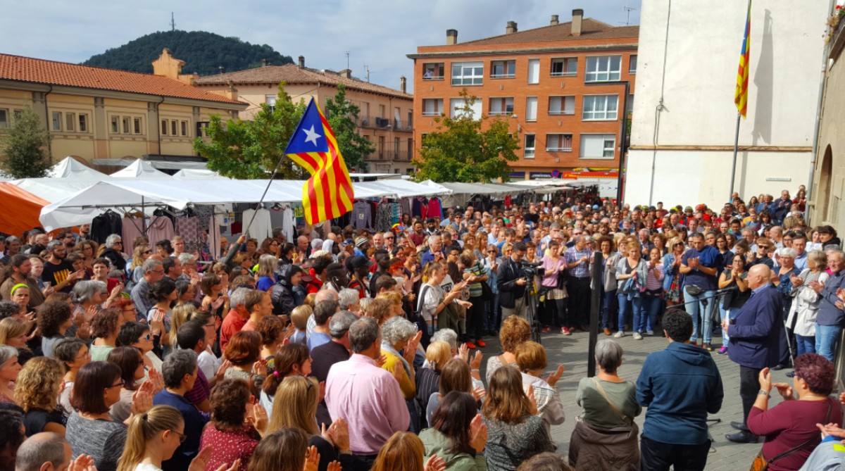 L'alcalde d'Olot s'ha adreçat als concentrats per denunciar la barbàrie exercida ahir pel Govern espanyol contra els catalans.