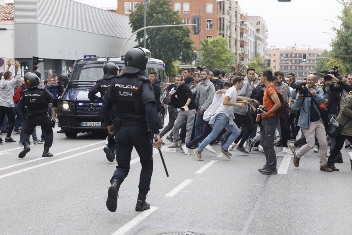 Moment en què un policia espanyol llança una salva a la Ronda Ponent de Sabadell