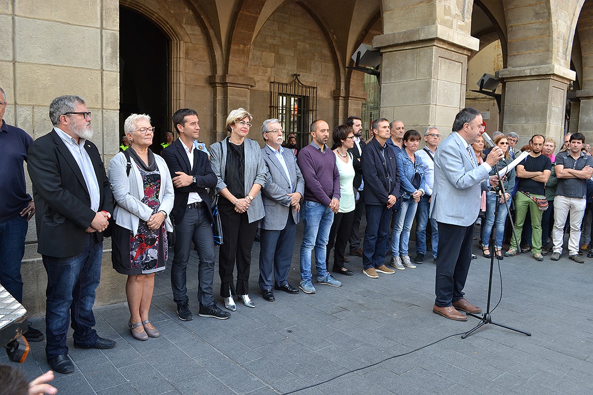 L'alcalde de Manresa, Valentí Junyent, fa lectura del manifest en la concentració d'aquest dilluns