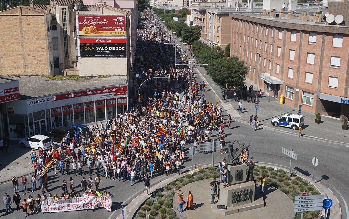 Imatge aèria de la manifestació entre Roquetes i Tortosa, este migdia, a l'altura de la plaça Corona d'Aragó.