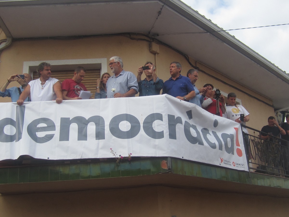 Alcaldes del Baix Montseny donant suport al de Vilalba Sasserra