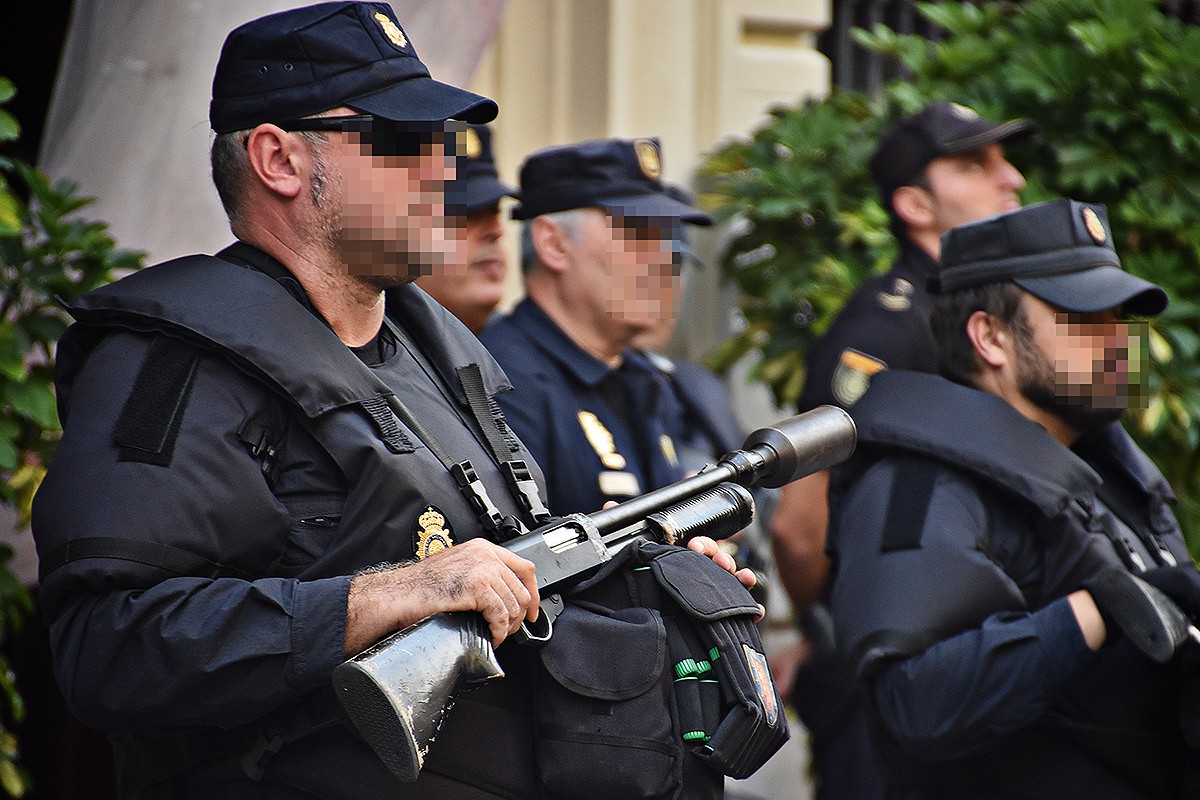 Agents de la Policia Nacional davant la comissaria de Via Laietana