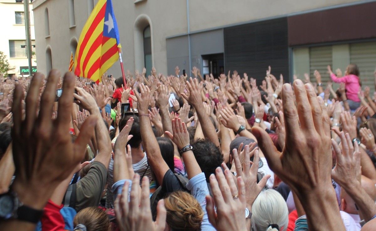 Mans enlaire dels manifestants, al carrer de la Unió.
