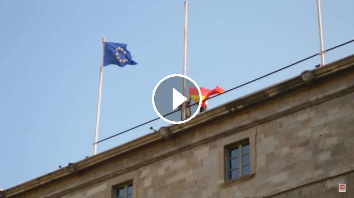 VÍDEO Moment en que acaben de despenjar la bandera espanyola de l'ajuntament