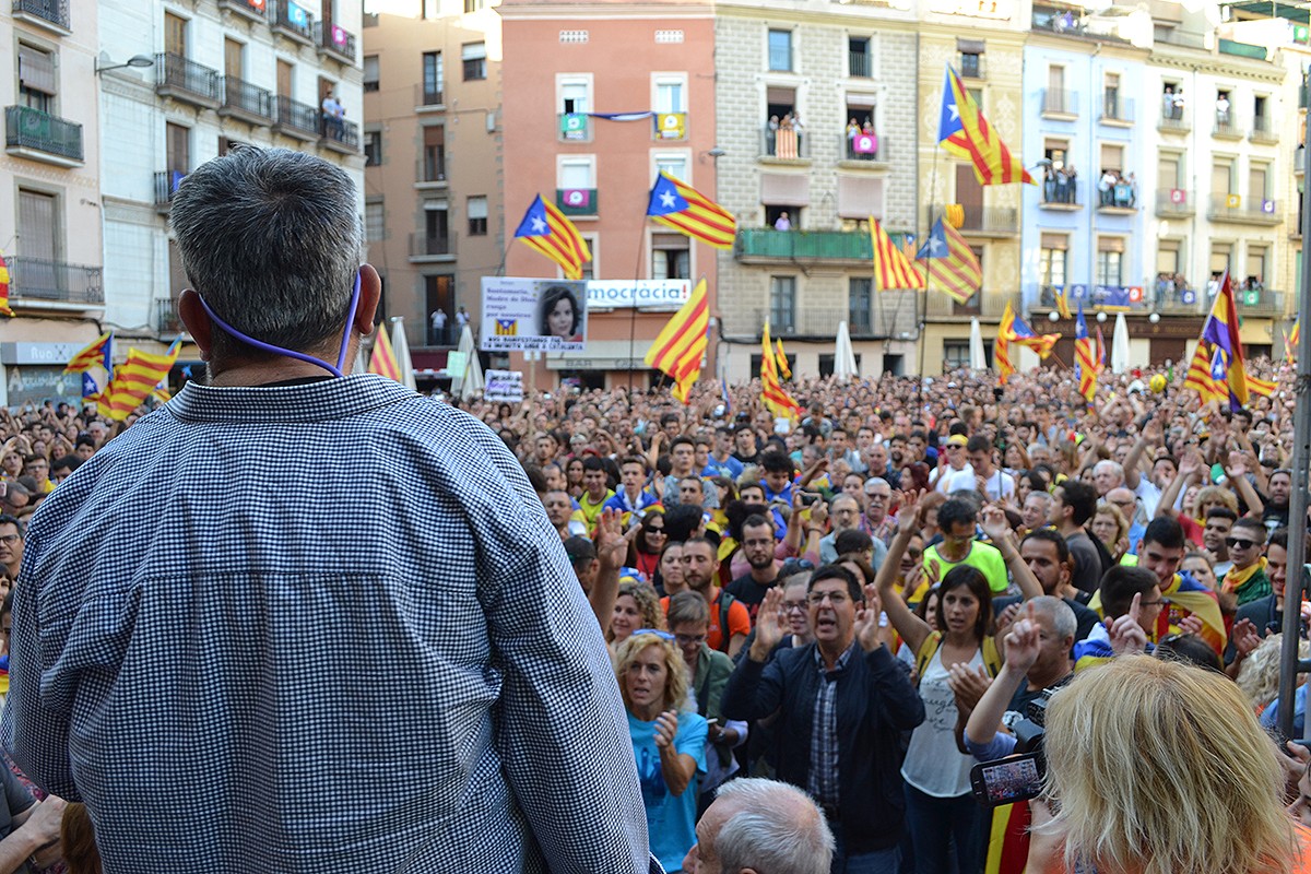 Miquel Riera es dirigeix al públic assistent a la plaça Major
