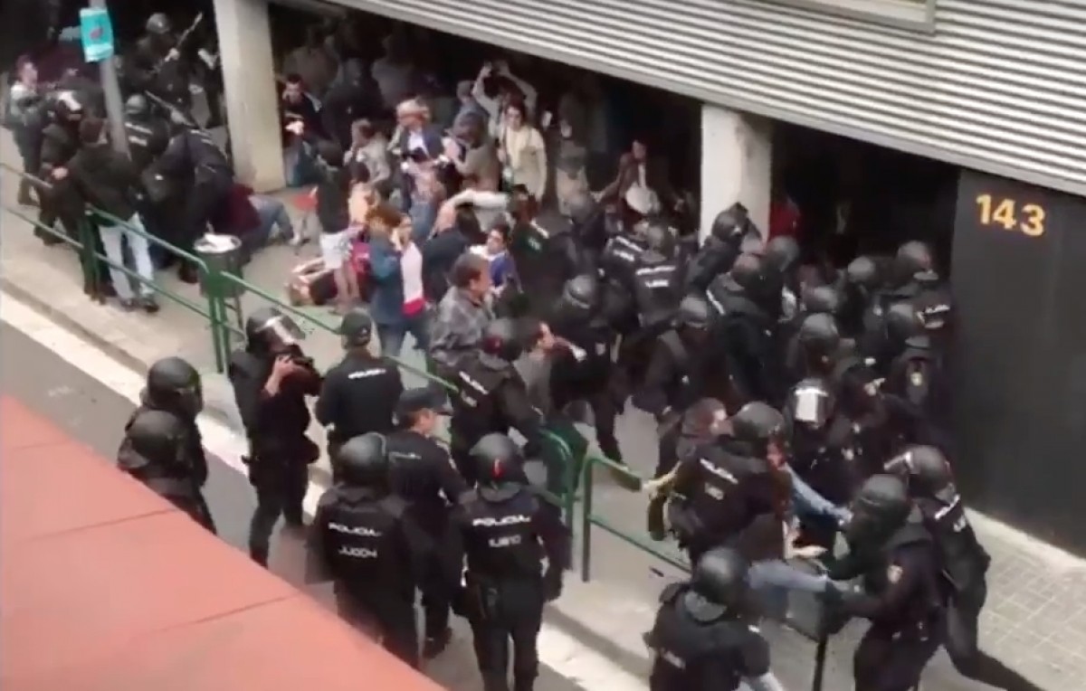 Moment de l'acció policial al Nostra Llar de Sabadell