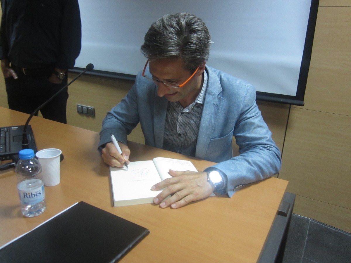Krzysztof Chamarsa signant un dels exemplars de La primera pedra a Sant Celoni