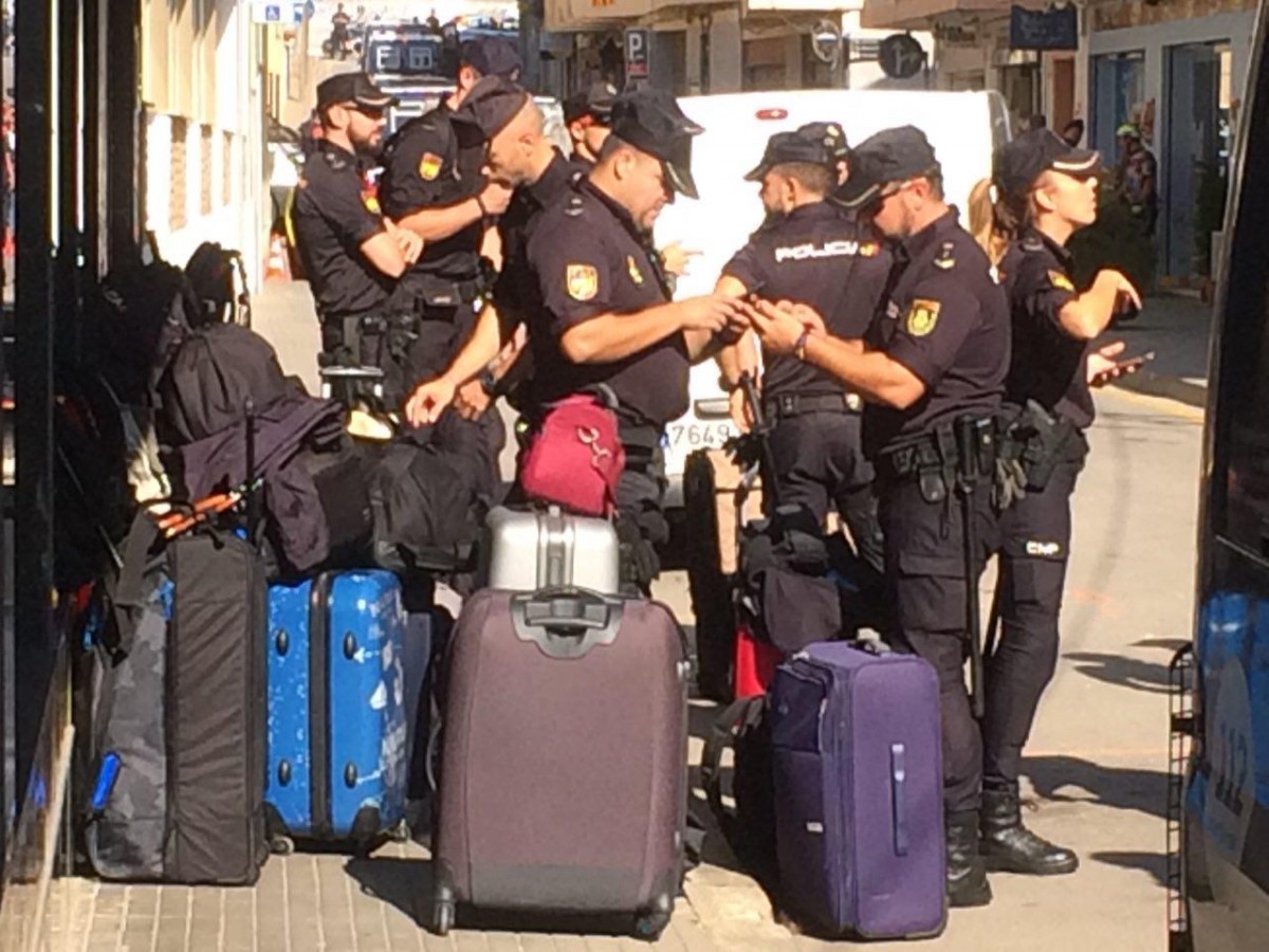 Els agents de la policia espanyola, amb les maletes a les portes de l'hotel de Pineda