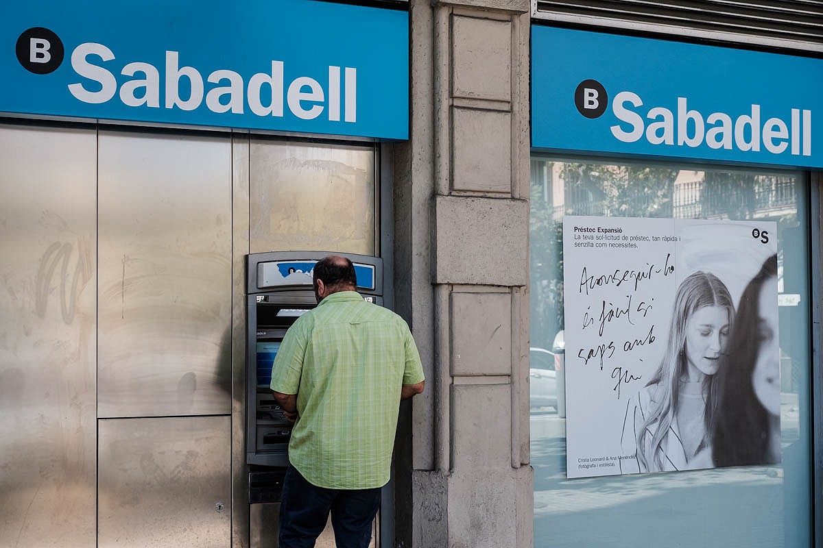 Una oficina del Banc Sabadell, al centre de Barcelona.