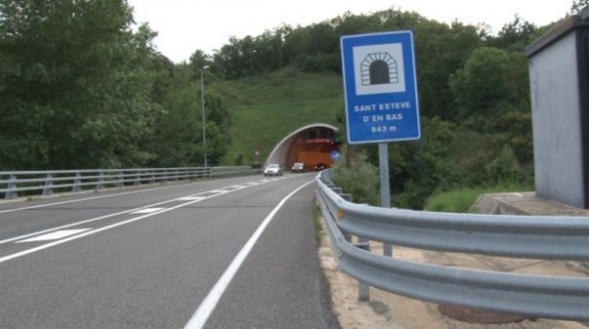 Entrada al túnel de Sant Esteve d'en Bas, que quedarà restringit al trànsit aquest dimecres.