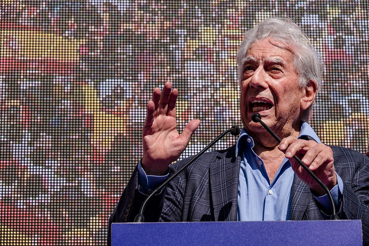 Mario Vargas Llosa en una manifestació per la unitat d'Espanya a Barcelona