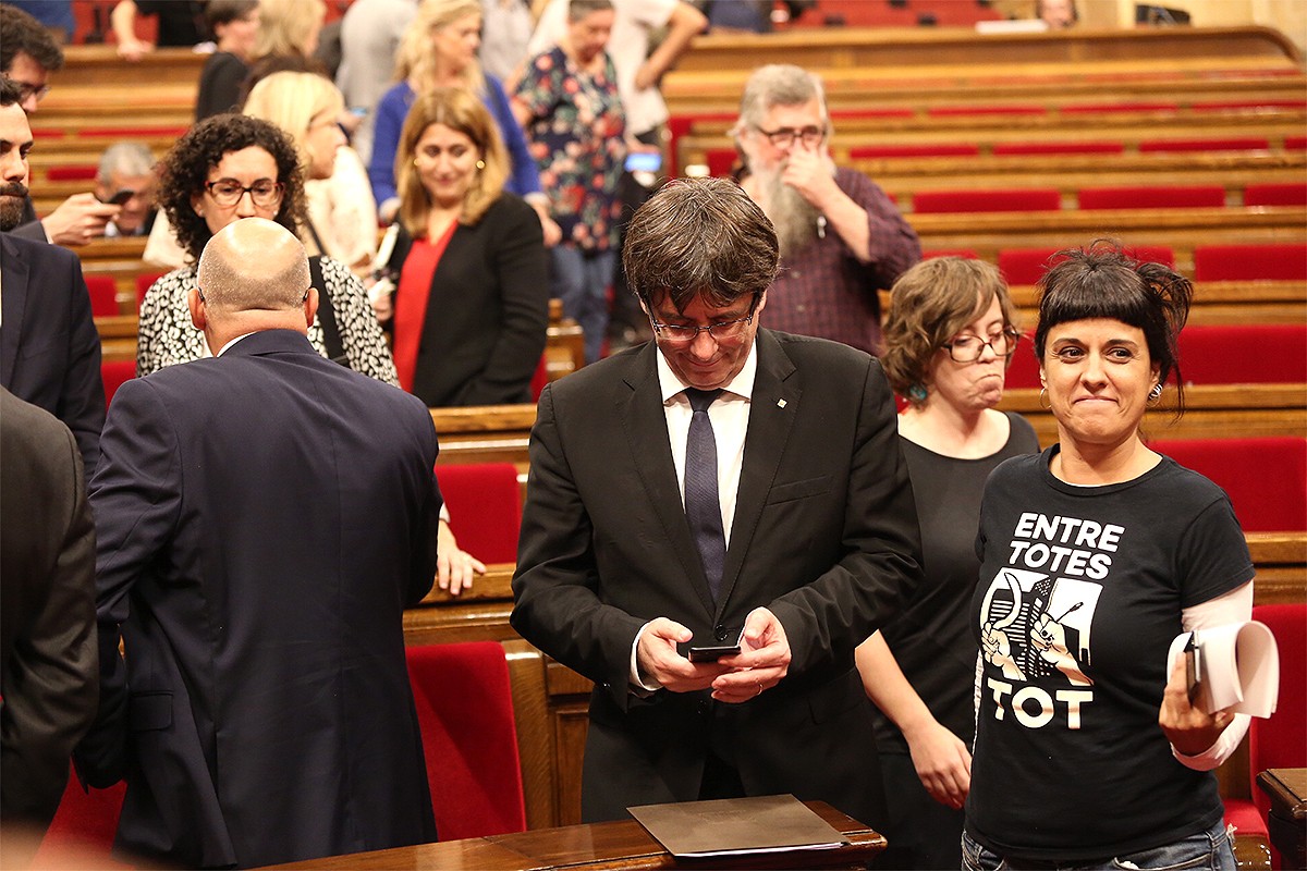 Carles Puigdemont i Anna Gabriel, durant el ple del Parlament